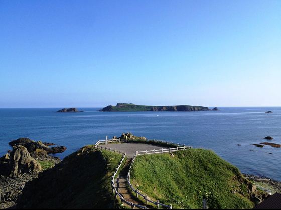 礼文島の北端「スコトン岬」からスタート。奥に見えるのは「トド島」