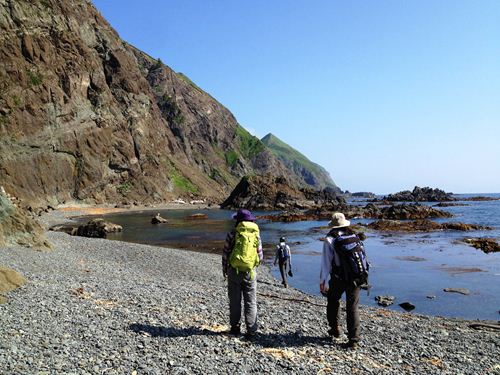 宇遠内へ向かって海岸を歩く様子