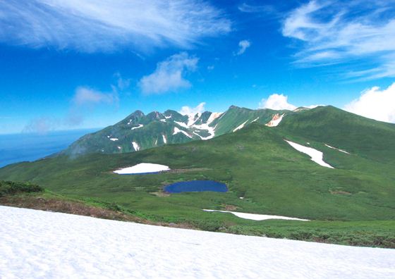 オッカバケ岳から見た二ツ池と硫黄山