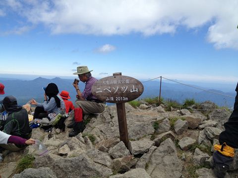 登山客で大賑わいの山頂