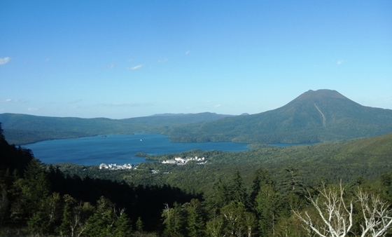 白湯山展望台より撮影。（右側は雄阿寒岳、中央は温泉街及び阿寒湖）