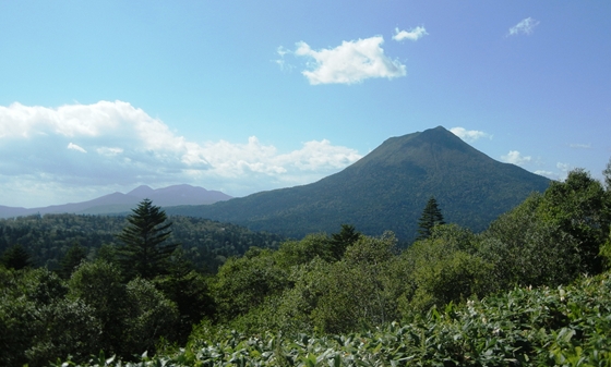 右側は雄阿寒岳、左側奥は雌阿寒岳です。