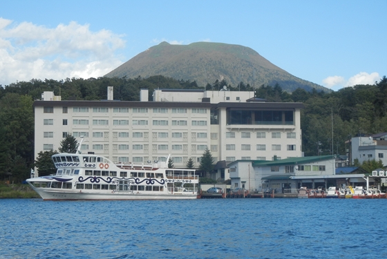 阿寒湖温泉街から撮影。（観光汽船及びホテルの後の山は雄阿寒岳です。）