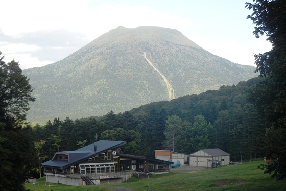 阿寒国設スキー場より撮影。（ロッジ裏山は雄阿寒岳です。）