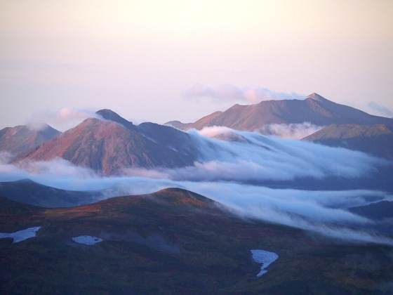 十勝岳連峰が雲海から顔を出していました