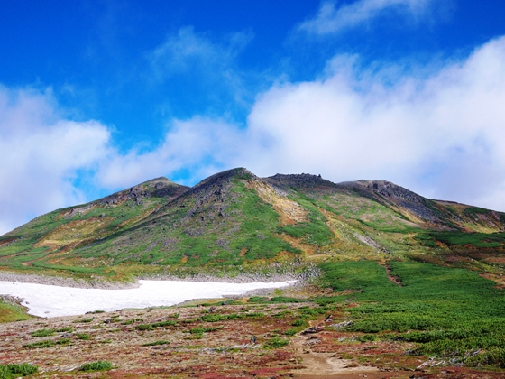 白雲岳（山頂は左端のピーク）