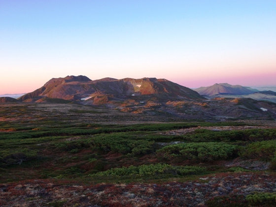 トムラウシ山（左）と十勝岳連峰（右）