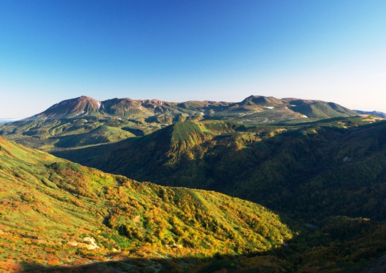 旭岳（左）と白雲岳（右）。化雲岳山頂より。