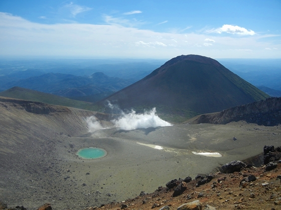 ポンマチネシリ火口です。（通称・・青沼火口と呼ばれています）奥の山は阿寒富士です。