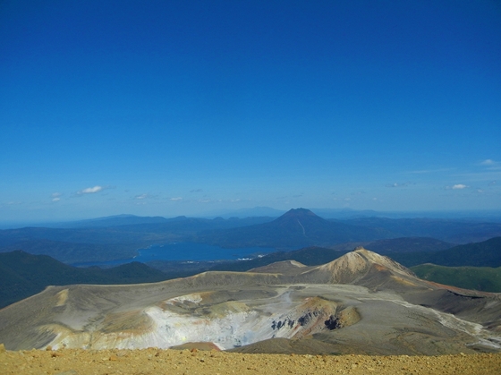 雌阿寒岳山頂からの風景です。（阿寒湖、温泉街、雄阿寒岳が見えます。）