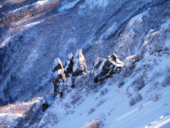 マネキ岩も雪をかぶっていました