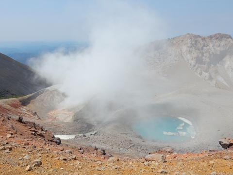 雌阿寒岳火口の青沼と噴気口