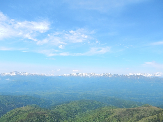 大雪山系が一望、左はニペソツ山から右は表大雪山系