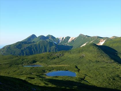 オッカバケ岳から見た二ツ池と硫黄山の外輪山