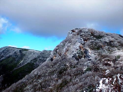 南狩場（手前）と狩場山山頂（奥）