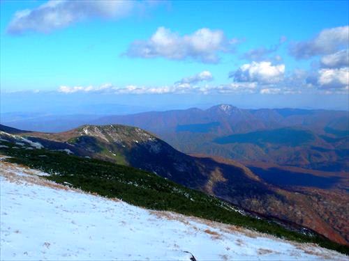 狩場山山頂付近から望む東狩場と大平山（奥）