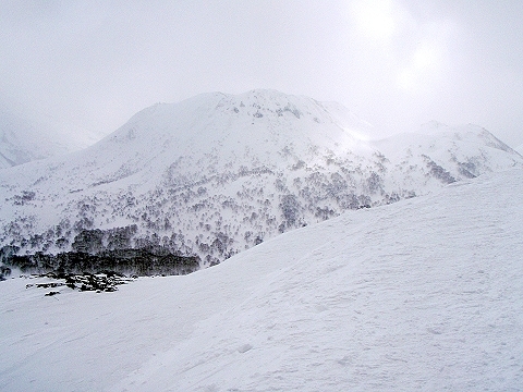 スキー場頂上から見たイワオヌプリ(1,116m)です。晴れていれば周囲の山々の素晴らしい景色を楽しめます。