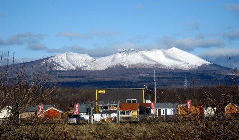 苫小牧側から見た樽前山、11月11日に初冠雪となりました。