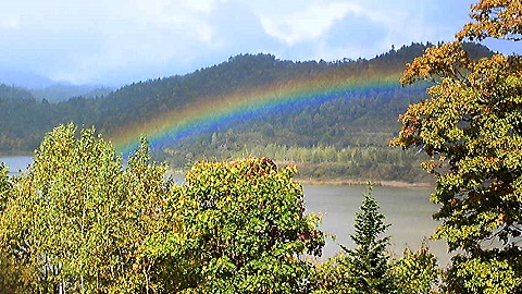 ホロピリ湖にきれいな虹