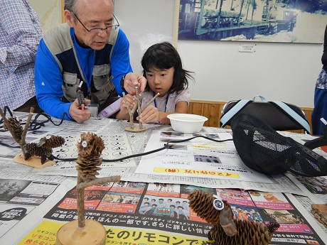 松ぼっくりアート作成中