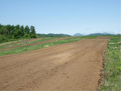 農業用トラクタ掻き起こし耕耘処理後の試験地