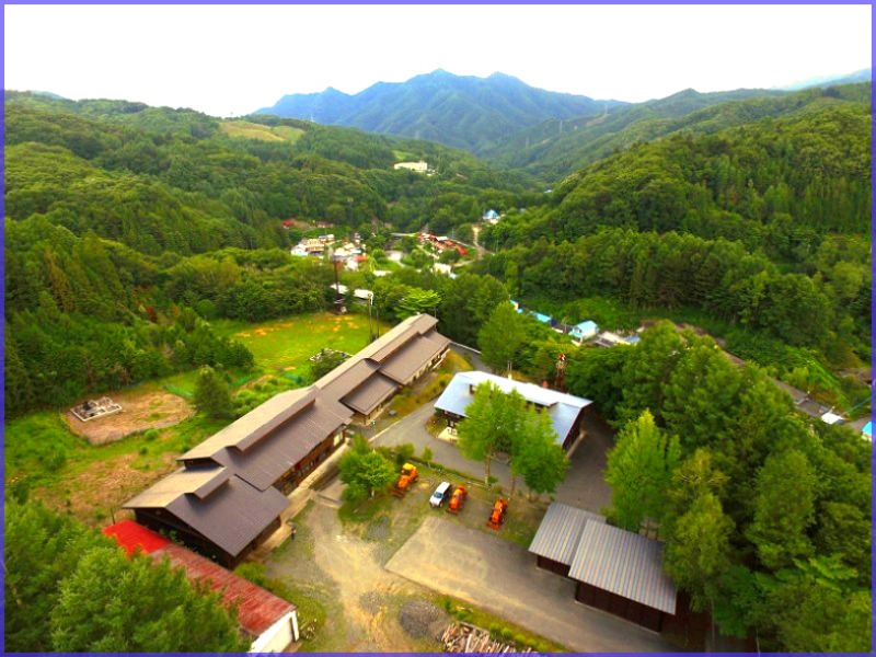 林業機械化センター構内と根利の集落