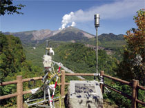 御嶽山のふもとに設置された監視カメラと気象観測装置
