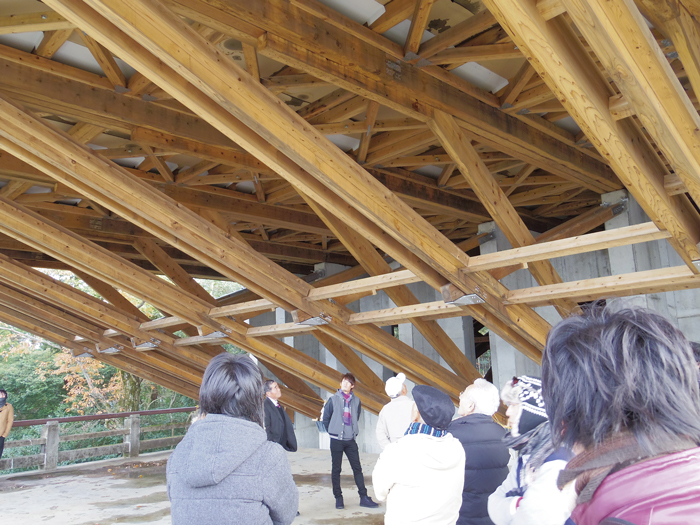 同社のスギ平角製材が使用された京都市東山区の寺院「青蓮院」の木造大舞台の構造部