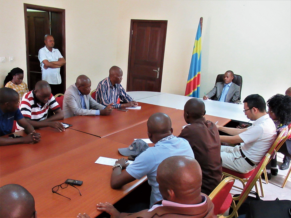 州大臣と協議するコンゴ民主共和国環境省スタッフ及び専門家