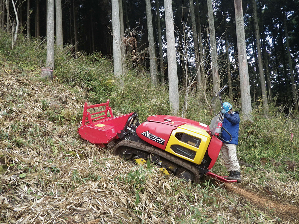 乗用型造林作業機による傾斜地での下刈り作業