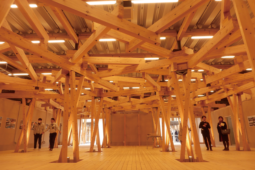 63の地方公共団体から提供された地域材により、「日本の伝統文化が感じられる木造」をコンセプトに建設