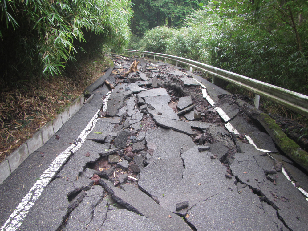 異常な降雨による舗装路面の洗掘 静岡県富士市