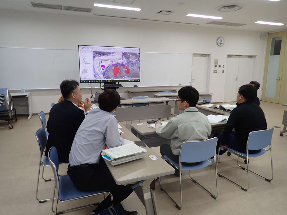 〈市町村へ助言を行う様子〉