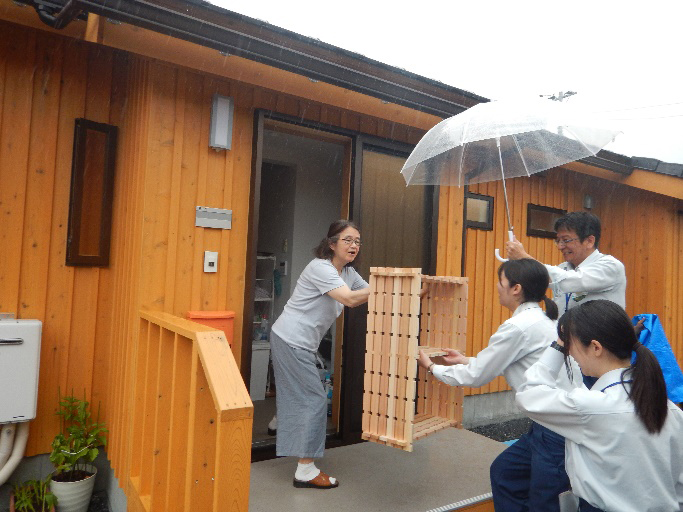 仮設住宅に届ける様子