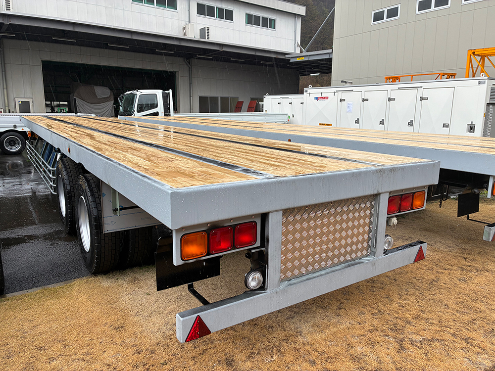 高木性広葉樹の稚樹 コナラ材床板を使用したトレーラ(右)