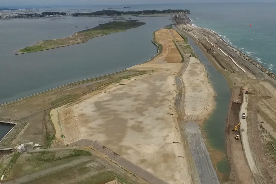 被災した海岸林の復旧状況と植栽木の成長状況(2015年時点(左))(福島県相馬市)