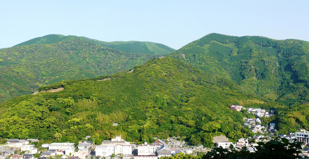 初夏の緑鮮やかな有明山