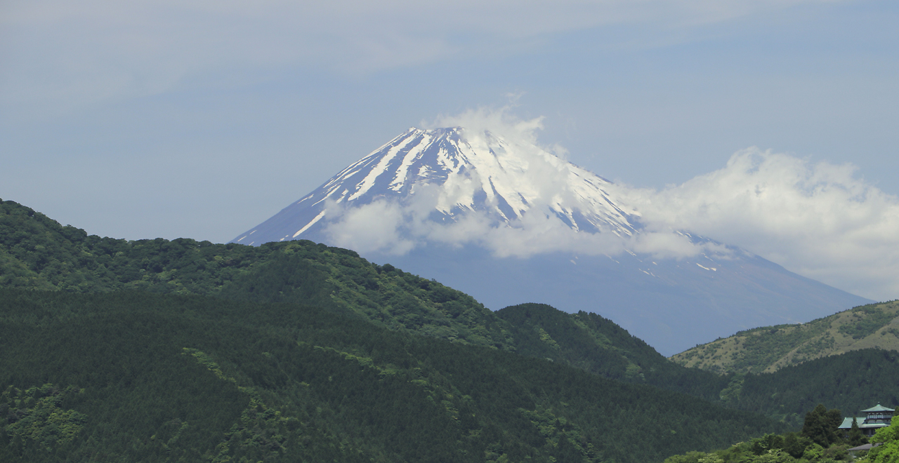 残雪の富士山を望む