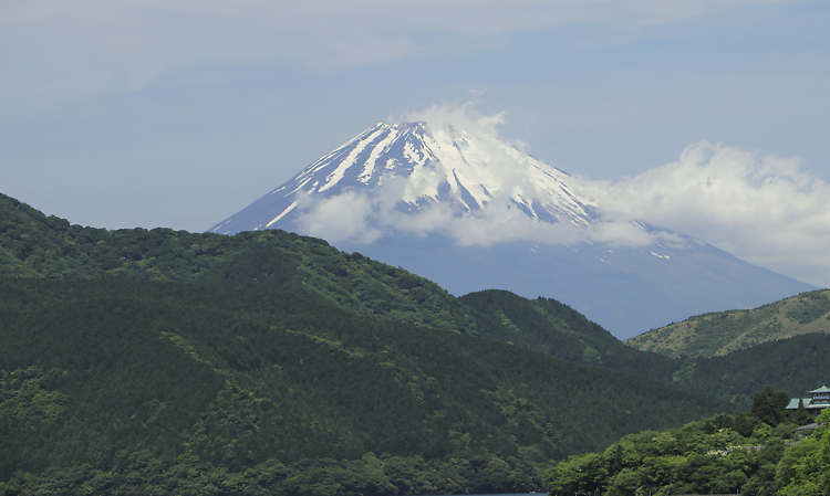 残雪の富士山を望む
