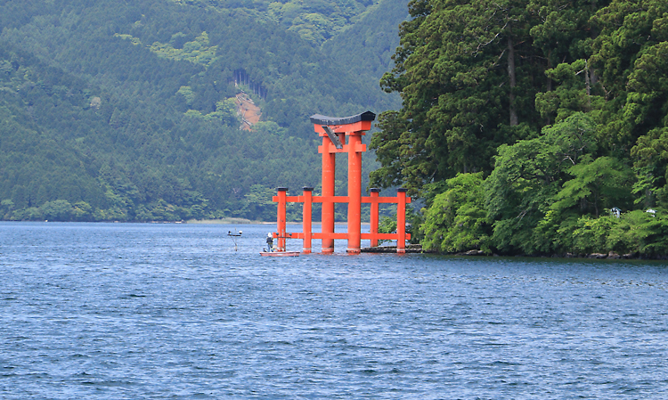 箱根神社の湖上鳥居