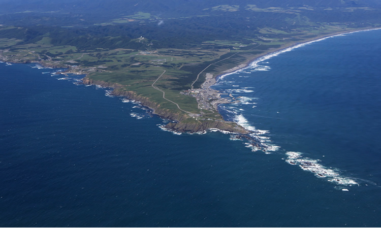 上空から襟裳岬を望む