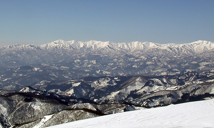 朝日連峰を望む