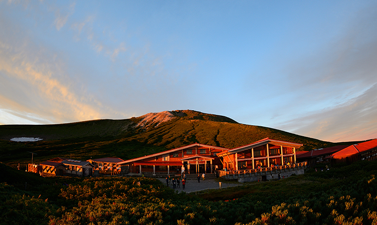 夕焼けに染まる白山室堂