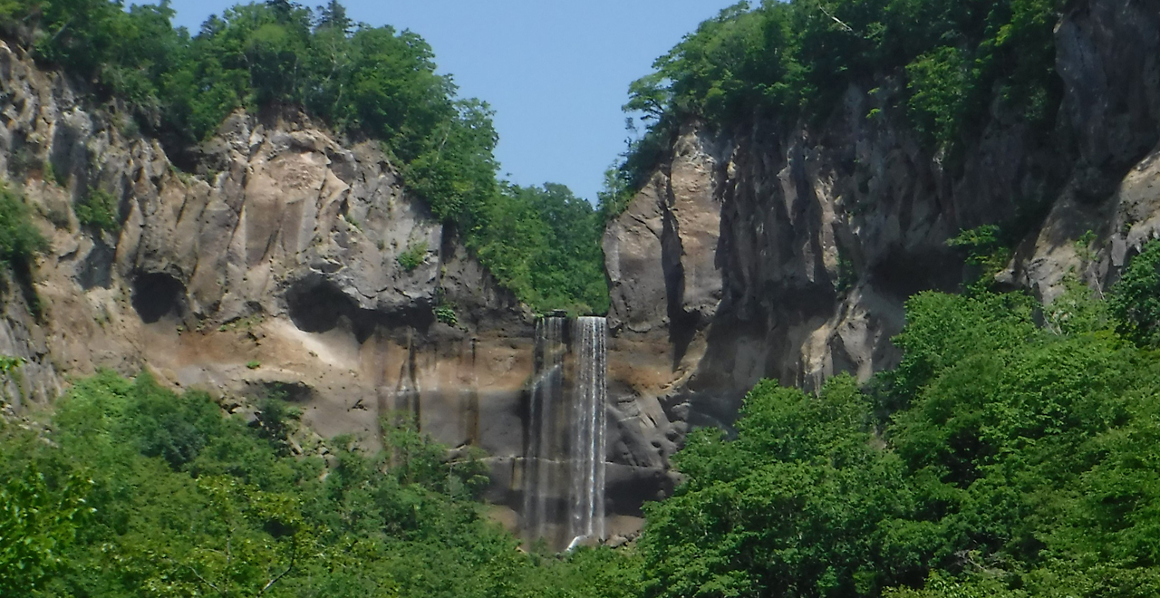 夏のインクラの滝