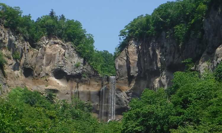 夏のインクラの滝