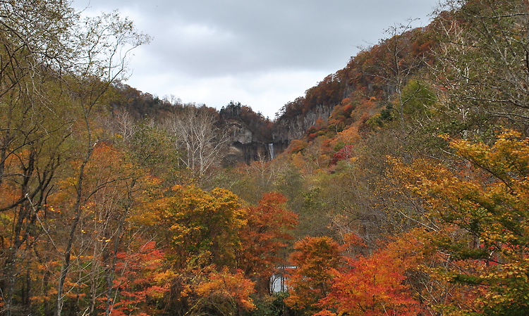 紅葉とインクラの滝