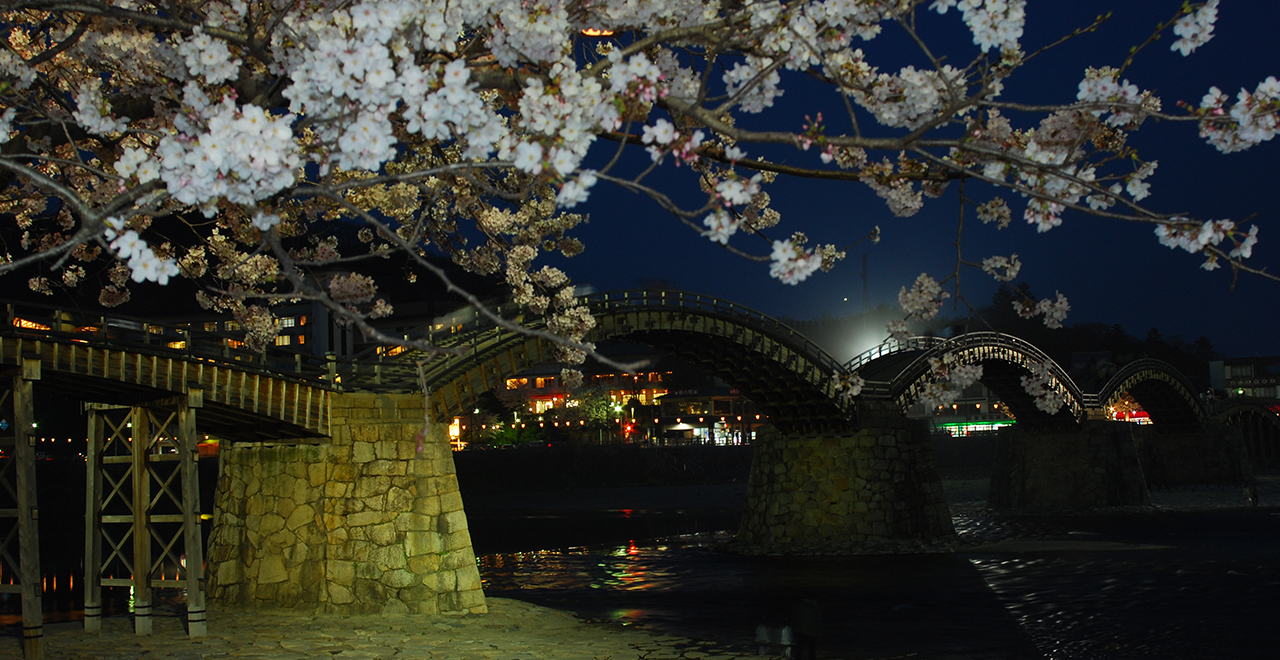春の夜の錦帯橋