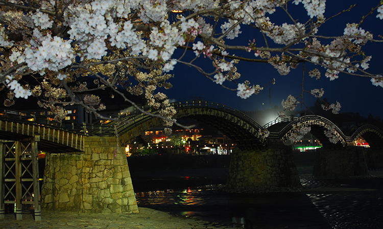 春の夜の錦帯橋