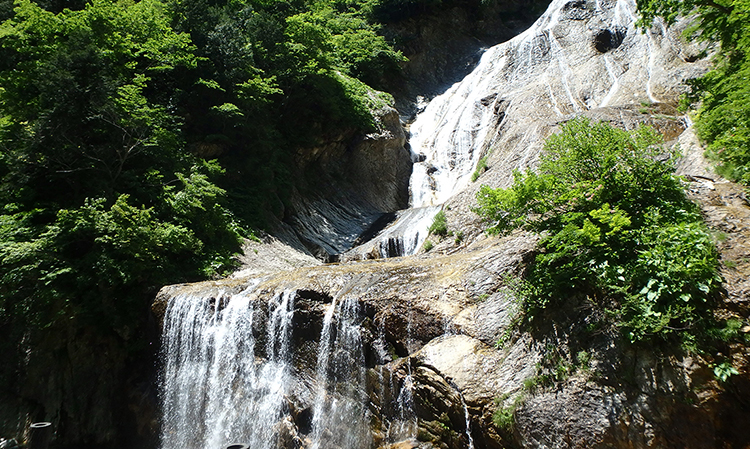 水音も涼しげな姥ヶ滝