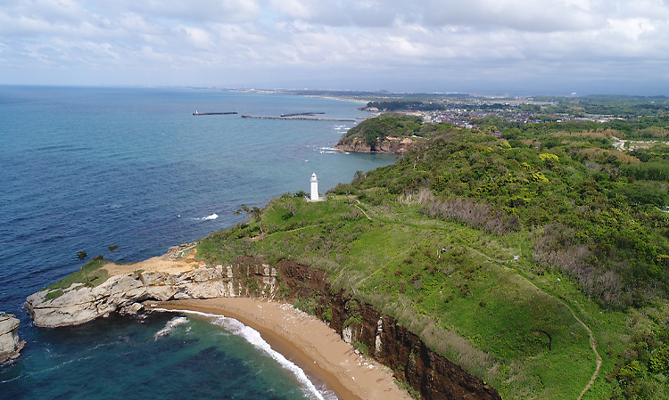 灯台を背負う海食海岸